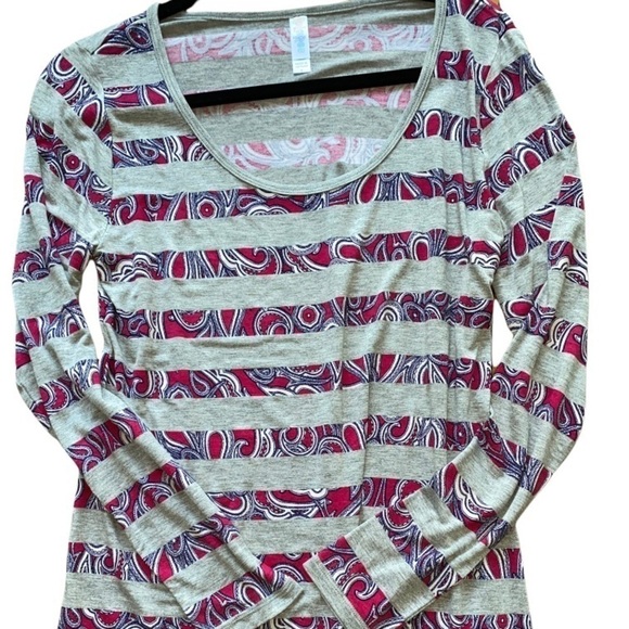 NWOT LULAROE LYNNAE TOP. - Picture 1 of 2